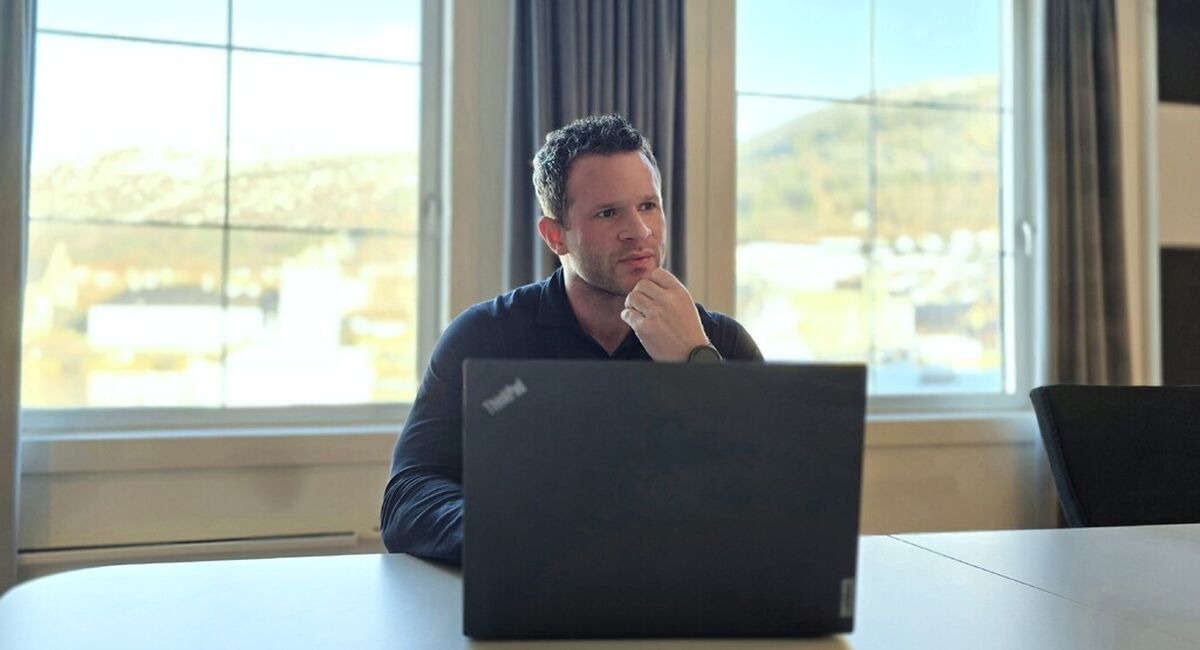 Forventningene i arbeidslivet øker raskere enn investeringsviljen. Christoffer Abbedissen peker på hvordan ubalansert innsats, raske krav og sviktende psykologiske kontrakter skaper friksjon, og hvorfor ledere må tydeliggjøre sammenhengen mellom innsats og utbytte. (Foto privat)