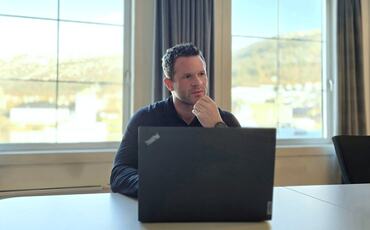 Forventningene i arbeidslivet øker raskere enn investeringsviljen. Christoffer Abbedissen peker på hvordan ubalansert innsats, raske krav og sviktende psykologiske kontrakter skaper friksjon, og hvorfor ledere må tydeliggjøre sammenhengen mellom innsats og utbytte. (Foto privat)