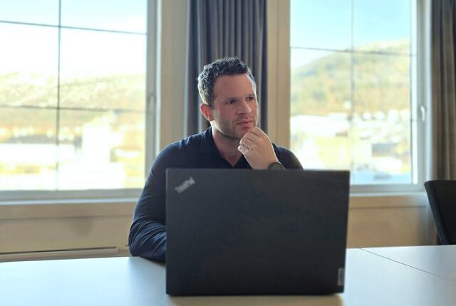 Forventningene i arbeidslivet øker raskere enn investeringsviljen. Christoffer Abbedissen peker på hvordan ubalansert innsats, raske krav og sviktende psykologiske kontrakter skaper friksjon, og hvorfor ledere må tydeliggjøre sammenhengen mellom innsats og utbytte. (Foto privat)