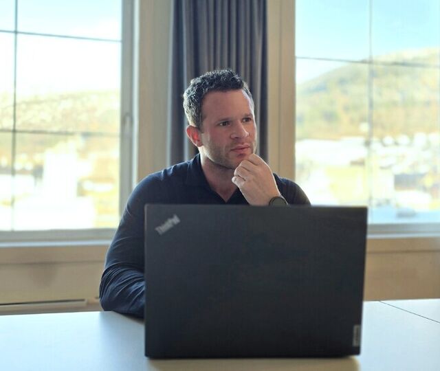 Forventningene i arbeidslivet øker raskere enn investeringsviljen. Christoffer Abbedissen peker på hvordan ubalansert innsats, raske krav og sviktende psykologiske kontrakter skaper friksjon, og hvorfor ledere må tydeliggjøre sammenhengen mellom innsats og utbytte. (Foto privat)