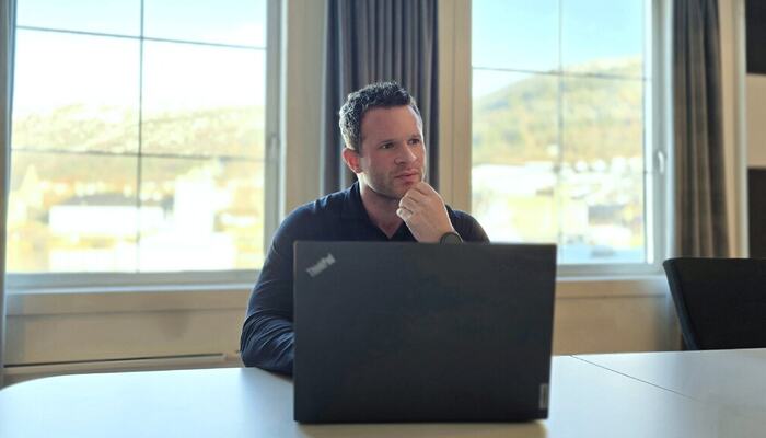 Forventningene i arbeidslivet øker raskere enn investeringsviljen. Christoffer Abbedissen peker på hvordan ubalansert innsats, raske krav og sviktende psykologiske kontrakter skaper friksjon, og hvorfor ledere må tydeliggjøre sammenhengen mellom innsats og utbytte. (Foto privat)