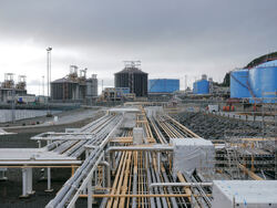 Equinor tester ut trådløse IoT-sensorer på Kårstø for overvåking av korrosjon under isolasjon på rør. Et par tusen sensorer måler og sender relativ fuktighet og temperatur hver time (Foto: Ole Jørgen Bratland @ Equinor).