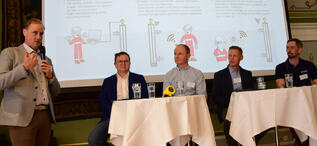 Paneldiskusjon om apper for instrumentering. John Arne Sie i Aker BP (t.v.) presenterer utviklingen av den digitale instrumentmedarbeideren i selskapet, før en kvartett av leverandører viser sine løsninger, fra venstre: Trond Mæland (Endress+Hauser),
