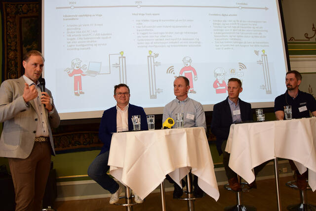 Paneldiskusjon om apper for instrumentering. John Arne Sie i Aker BP (t.v.) presenterer utviklingen av den digitale instrumentmedarbeideren i selskapet, før en kvartett av leverandører viser sine løsninger, fra venstre: Trond Mæland (Endress+Hauser),