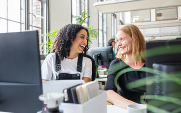 Små, ekte handlinger i hverdagen er blant de sterkeste virkemidlene for å bygge et troverdig arbeidsgiveromdømme. (Foto: Istock.com)