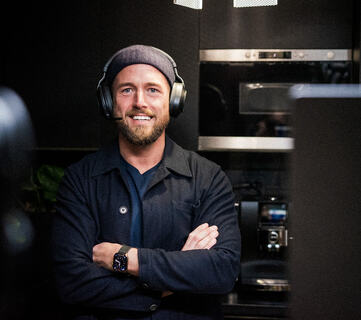 Chris Hovde har gått veien fra parkeringsplassen på IKEA via topplederroller og total kollaps, til en tydelig stemme for regenerativ ledelse og menneskelig bærekraft. (Foto: Meri Wiik)