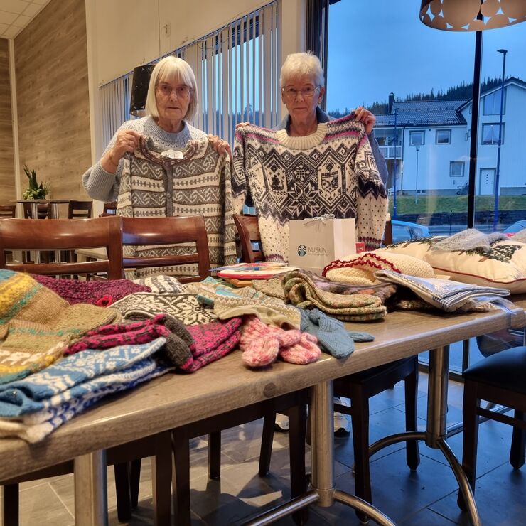 Else Wika til venstre og Unni Berntsen til høyre med hovedgevinsten. Resten ligger på bordet.