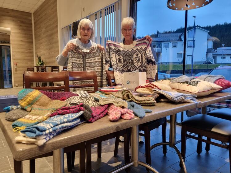 Else Wika til venstre og Unni Berntsen til høyre med hovedgevinsten. Resten ligger på bordet.