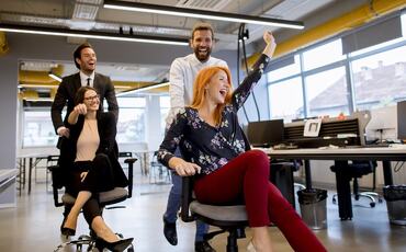 Arbeidsglede bygges ikke gjennom tiltak alene, men i hverdagsmøtene mellom mennesker. (Foto: Istock.com)