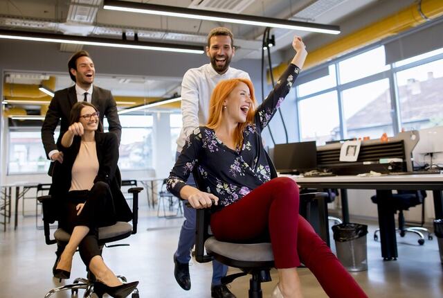 Arbeidsglede bygges ikke gjennom tiltak alene, men i hverdagsmøtene mellom mennesker. (Foto: Istock.com) Arbeidsglede bygges ikke gjennom tiltak alene, men i hverdagsmøtene mellom mennesker. (Foto: Istock.com)