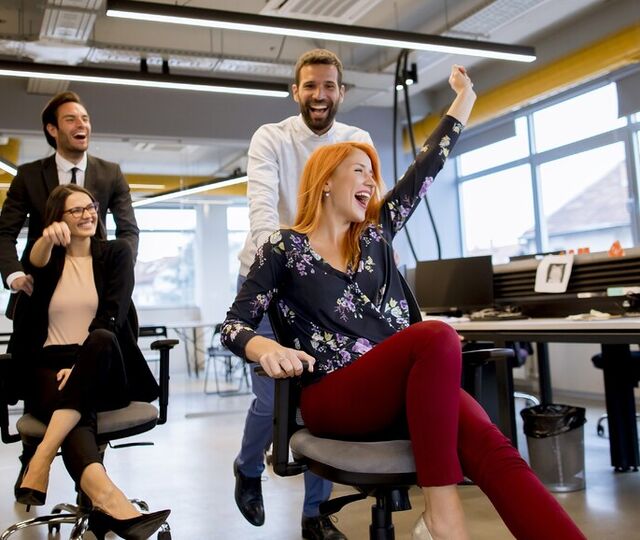 Arbeidsglede bygges ikke gjennom tiltak alene, men i hverdagsmøtene mellom mennesker. (Foto: Istock.com)