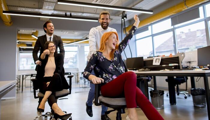 Arbeidsglede bygges ikke gjennom tiltak alene, men i hverdagsmøtene mellom mennesker. (Foto: Istock.com)