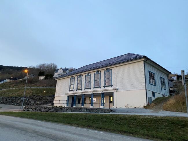 Kvitt stort hus med blå lister.