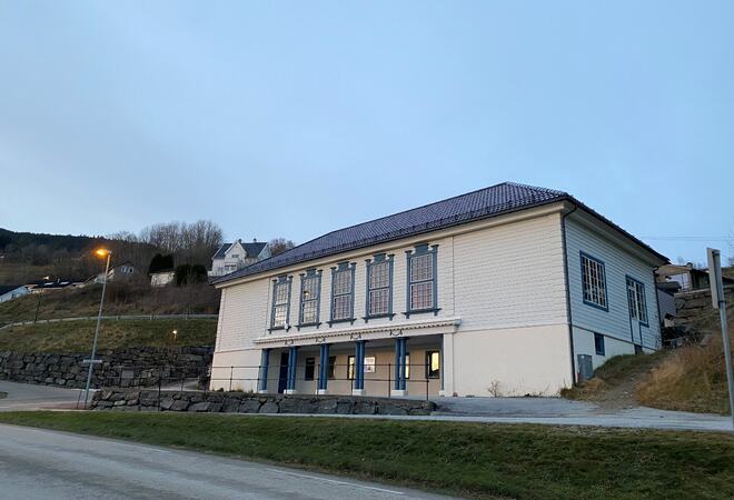 Kvitt stort hus med blå lister.