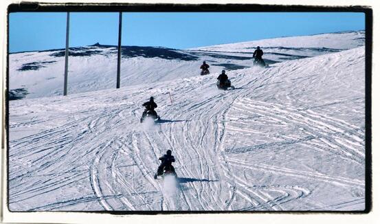 På bilde: Snøskutere på vei opp på fjellet. Foto: GN