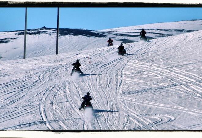 På bilde: Snøskutere på vei opp på fjellet. Foto: GN
