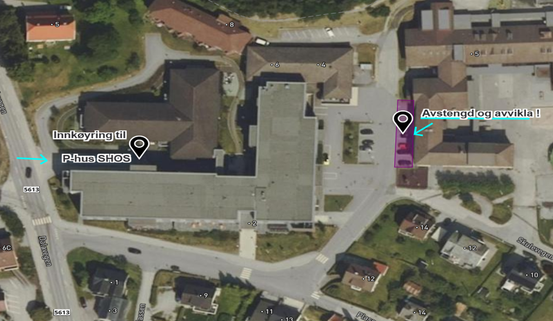 Bilete frå området der plassane som vert avstengde og avvikla er markerte. (Foto: Kommunekart) Bilete som syner at plassane ved skulen, mot SHOS vert stengde.