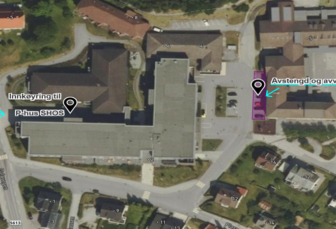 Bilete som syner at plassane ved skulen, mot SHOS vert stengde.