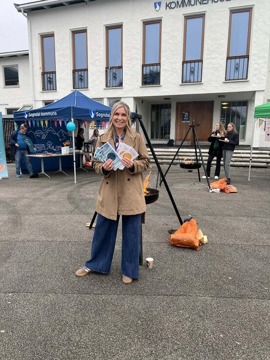 Linda Habbestad Skorve står klar for ein prat framfor kommunehuset. Linda Habbestad Skorve står klar for ein prat framfor kommunehuset.