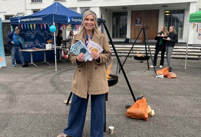 Linda Habbestad Skorve står klar for ein prat framfor kommunehuset.