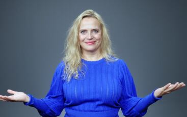 Hilde Johanne Aafoss: Når ledere legger bort PowerPointen og tør å fortelle en ekte historie, skjer det noe i rommet. Tillit bygges før budskapet formidles, og mennesker begynner å lytte. (Foto: Marianne Bjørnebakk)