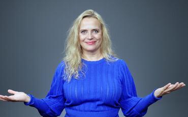 Hilde Johanne Aafoss: Når ledere legger bort PowerPointen og tør å fortelle en ekte historie, skjer det noe i rommet. Tillit bygges før budskapet formidles, og mennesker begynner å lytte. (Foto: Marianne Bjørnebakk) Hilde Johanne Aafoss: Når ledere legger bort PowerPointen og tør å fortelle en ekte historie, skjer det noe i rommet. Tillit bygges før budskapet formidles, og mennesker begynner å lytte. (Foto: Marianne Bjørnebakk)