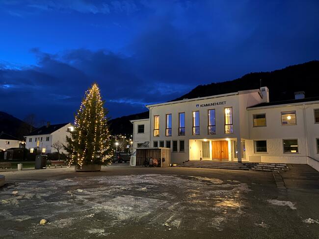 Kommunehuset i Sogndal. (Foto: Mariann Skau) Kvit murbygning med juletre framfor.