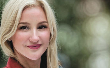 Anne Gry Ringen: Når ledere våger å vise reisen bak fasaden, blir det lettere for andre å reise seg i sitt eget fall. (Foto: privat) Anne Gry Ringen: Når ledere våger å vise reisen bak fasaden, blir det lettere for andre å reise seg i sitt eget fall. (Foto: privat)