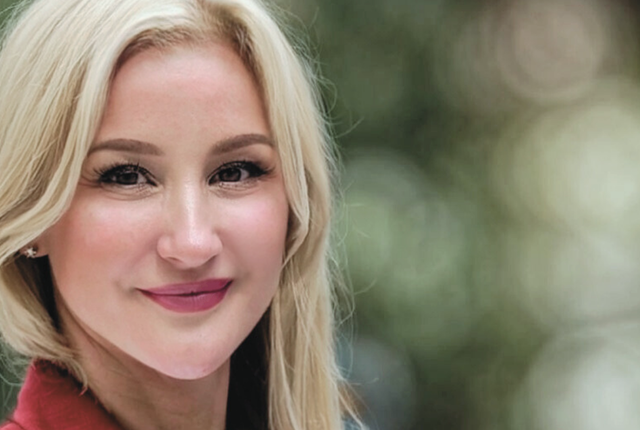 Anne Gry Ringen: Når ledere våger å vise reisen bak fasaden, blir det lettere for andre å reise seg i sitt eget fall. (Foto: privat) Anne Gry Ringen: Når ledere våger å vise reisen bak fasaden, blir det lettere for andre å reise seg i sitt eget fall. (Foto: privat)