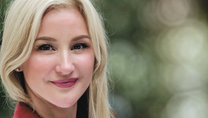 Anne Gry Ringen: Når ledere våger å vise reisen bak fasaden, blir det lettere for andre å reise seg i sitt eget fall. (Foto: privat) Anne Gry Ringen: Når ledere våger å vise reisen bak fasaden, blir det lettere for andre å reise seg i sitt eget fall. (Foto: privat)