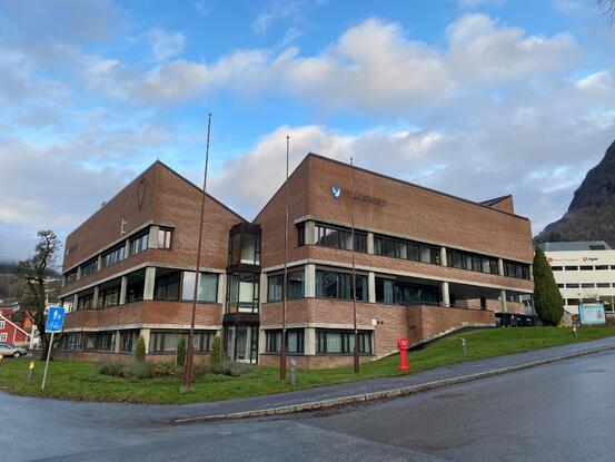 Fylkeshuset (Foto: Mariann Skau) Teglsteinsbyging