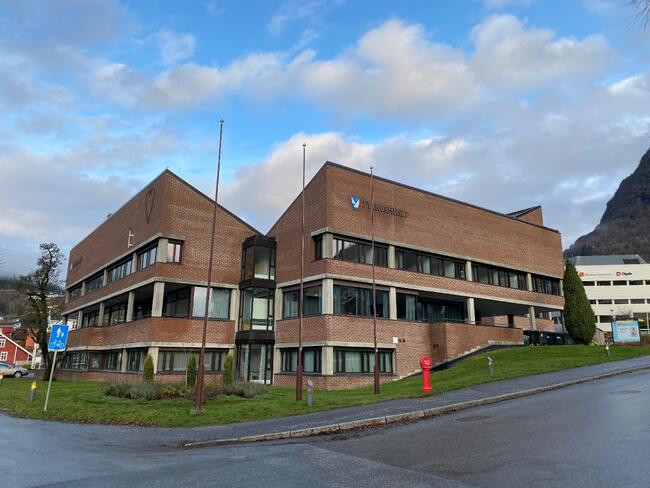 Fylkeshuset (Foto: Mariann Skau) Teglsteinsbyging