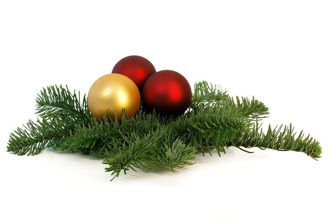 På bilde : Juledekorasjoner. Granbar og juletrekuler.