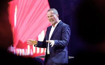 Knut Skeie Solberg inspirerer ledere til å se menneskene bak rollene – og gjøre sosial bærekraft til praksis, ikke bare rapportering. (Foto: Frederick Kihle)