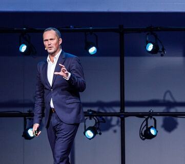 Knut Skeie Solberg inspirerer ledere til å se menneskene bak rollene – og gjøre sosial bærekraft til praksis, ikke bare rapportering. (Foto: Frederick Kihle)