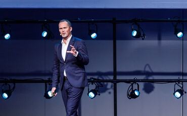 Knut Skeie Solberg inspirerer ledere til å se menneskene bak rollene – og gjøre sosial bærekraft til praksis, ikke bare rapportering. (Foto: Frederick Kihle) Knut Skeie Solberg inspirerer ledere til å se menneskene bak rollene – og gjøre sosial bærekraft til praksis, ikke bare rapportering. (Foto: Frederick Kihle)