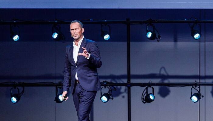 Knut Skeie Solberg inspirerer ledere til å se menneskene bak rollene – og gjøre sosial bærekraft til praksis, ikke bare rapportering. (Foto: Frederick Kihle)