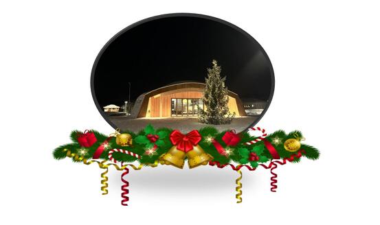 Bilde av Lavangen kommunes kulturgamme med juledekorasjoner.