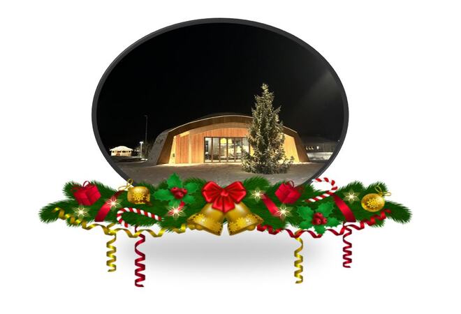 Bilde av Lavangen kommunes kulturgamme med juledekorasjoner.