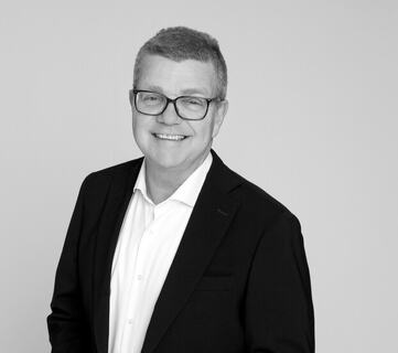 Ledere som lykkes i usikkerhet, bygger trygghet gjennom tydelighet, involvering og kommunikasjon, ikke gjennom kontroll. (Foto: Studio Elisenberg)