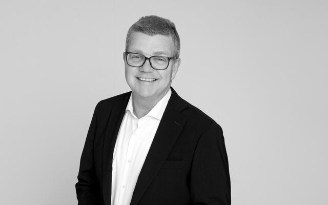 Ledere som lykkes i usikkerhet, bygger trygghet gjennom tydelighet, involvering og kommunikasjon, ikke gjennom kontroll. (Foto: Studio Elisenberg)