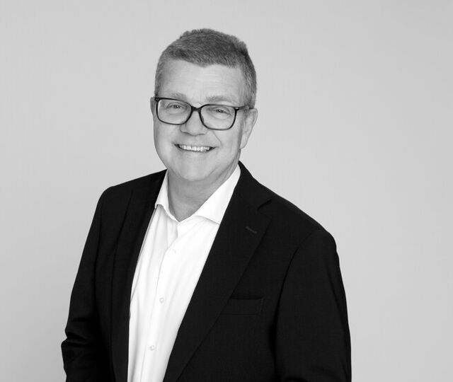 Ledere som lykkes i usikkerhet, bygger trygghet gjennom tydelighet, involvering og kommunikasjon, ikke gjennom kontroll. (Foto: Studio Elisenberg) Ledere som lykkes i usikkerhet, bygger trygghet gjennom tydelighet, involvering og kommunikasjon, ikke gjennom kontroll. (Foto: Studio Elisenberg)