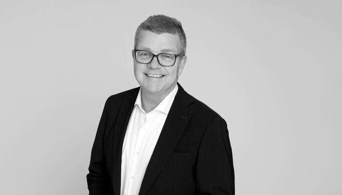 Ledere som lykkes i usikkerhet, bygger trygghet gjennom tydelighet, involvering og kommunikasjon, ikke gjennom kontroll. (Foto: Studio Elisenberg)