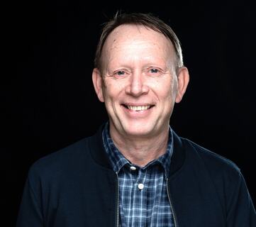 Trond Ullenes viser hvordan små signaler kan avsløre store skifter i relasjonen mellom leder og medarbeider, og hvorfor evnen til å møte disse med empati, sårbarhet og tydelighet kan være nøkkelen til å gjenopprette tillit. (Foto: Siri Sverdrup) Trond Ullenes viser hvordan små signaler kan avsløre store skifter i relasjonen mellom leder og medarbeider, og hvorfor evnen til å møte disse med empati, sårbarhet og tydelighet kan være nøkkelen til å gjenopprette tillit. (Foto: Siri Sverdrup)