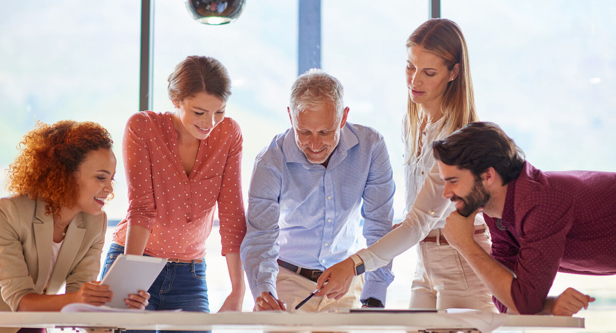 Presiseringen av arbeidsmiljøloven i 2026 handler ikke om nye krav, men om tydeligere ansvar, og om hvordan ledergruppens beslutninger faktisk former det psykososiale arbeidsmiljøet i praksis. (Foto: Istock.com)