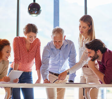 Presiseringen av arbeidsmiljøloven i 2026 handler ikke om nye krav, men om tydeligere ansvar, og om hvordan ledergruppens beslutninger faktisk former det psykososiale arbeidsmiljøet i praksis. (Foto: Istock.com)