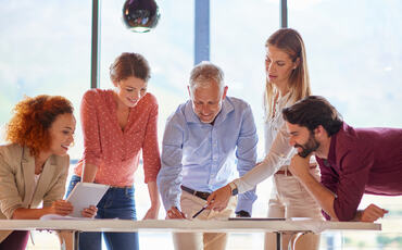 Presiseringen av arbeidsmiljøloven i 2026 handler ikke om nye krav, men om tydeligere ansvar, og om hvordan ledergruppens beslutninger faktisk former det psykososiale arbeidsmiljøet i praksis. (Foto: Istock.com)