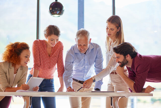 Presiseringen av arbeidsmiljøloven i 2026 handler ikke om nye krav, men om tydeligere ansvar, og om hvordan ledergruppens beslutninger faktisk former det psykososiale arbeidsmiljøet i praksis. (Foto: Istock.com)