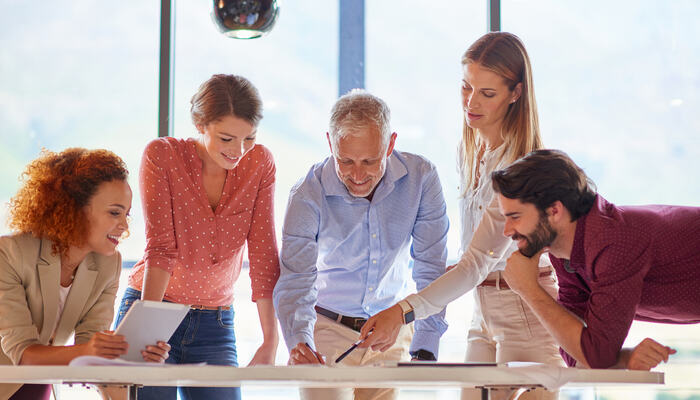 Presiseringen av arbeidsmiljøloven i 2026 handler ikke om nye krav, men om tydeligere ansvar, og om hvordan ledergruppens beslutninger faktisk former det psykososiale arbeidsmiljøet i praksis. (Foto: Istock.com)