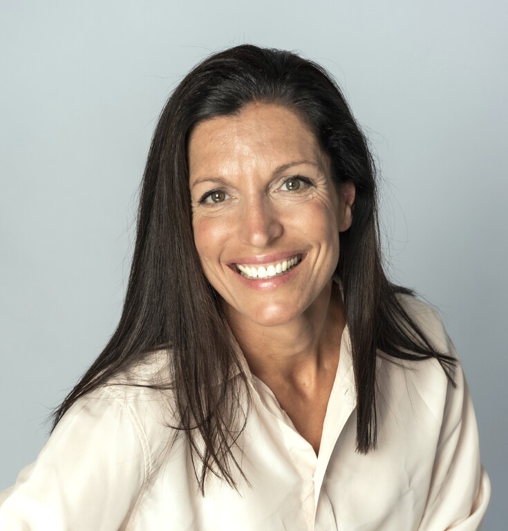 Psykolog og lederutvikler Elke Rønningen minner om at teamfusjoner først lykkes når mennesker forstår meningen, får trygghet til å feile, og opplever at deres identitet blir ivaretatt i det nye fellesskapet.